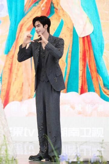 这是宋威龙的不心动挑战吗 果然宋威龙永远都能够击中我的审美，特别是看到在台上的各