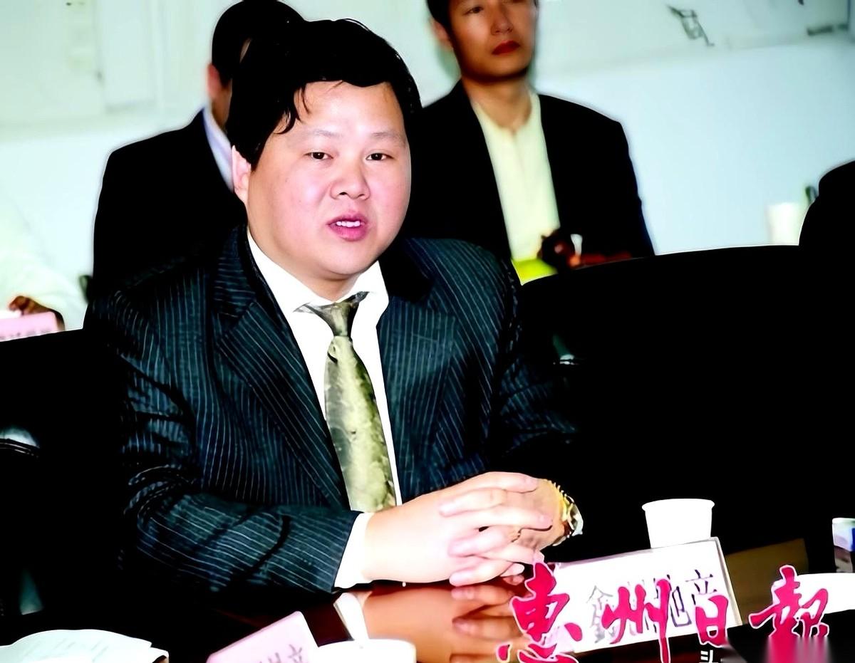 现在这行情，谁还敢提房地产？
一个个巨头跟多米诺骨牌似的倒下，留下一地鸡毛，多少