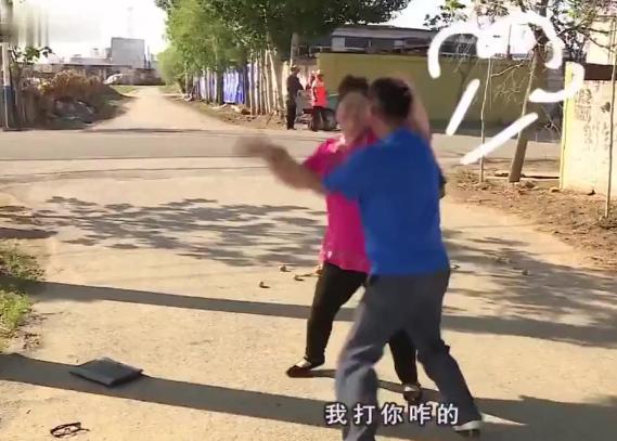 “又被讹成功了！”2022年甘肃酒泉，一大爷与邻居大妈发生冲突，冲突中，大妈撕烂