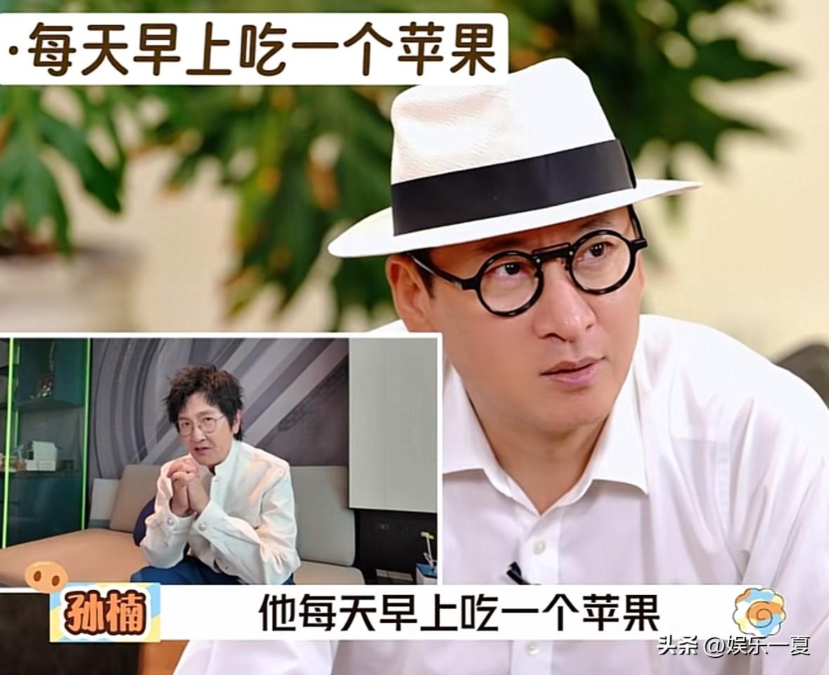 李静问周杰“你每天早上一个苹果是什么养生。”周杰“你们总觉得好像这个是养生，我不