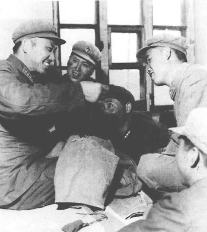 广州军区炮兵某部战斗英雄、模范指导员常恩举(左1)在学雷锋活动中以身作则，对战士