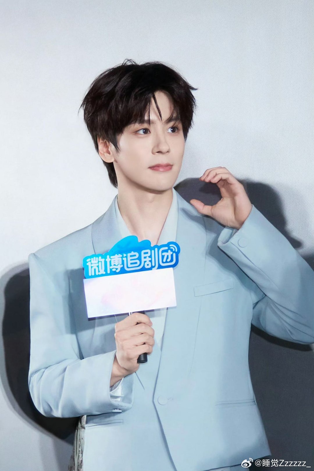 魏哲鸣说私下没有要维持的人设拒绝人设束缚，只做最真实的自己，魏哲鸣直播里的松弛感