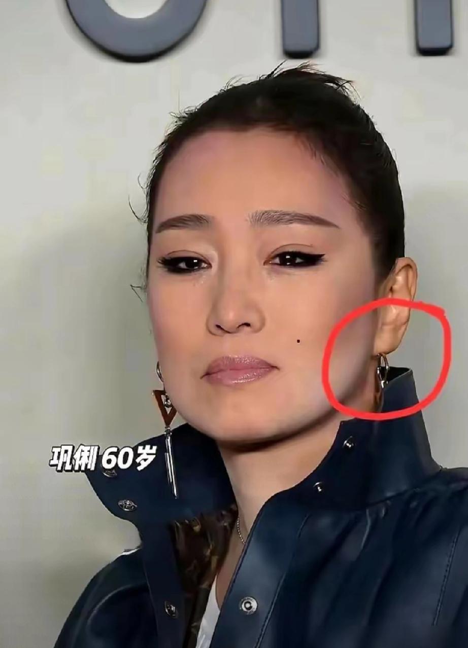 58岁巩俐红毯杀疯了！卡地亚百万祖母绿耳环摇曳生姿，全网都在扒：不打耳洞30年的