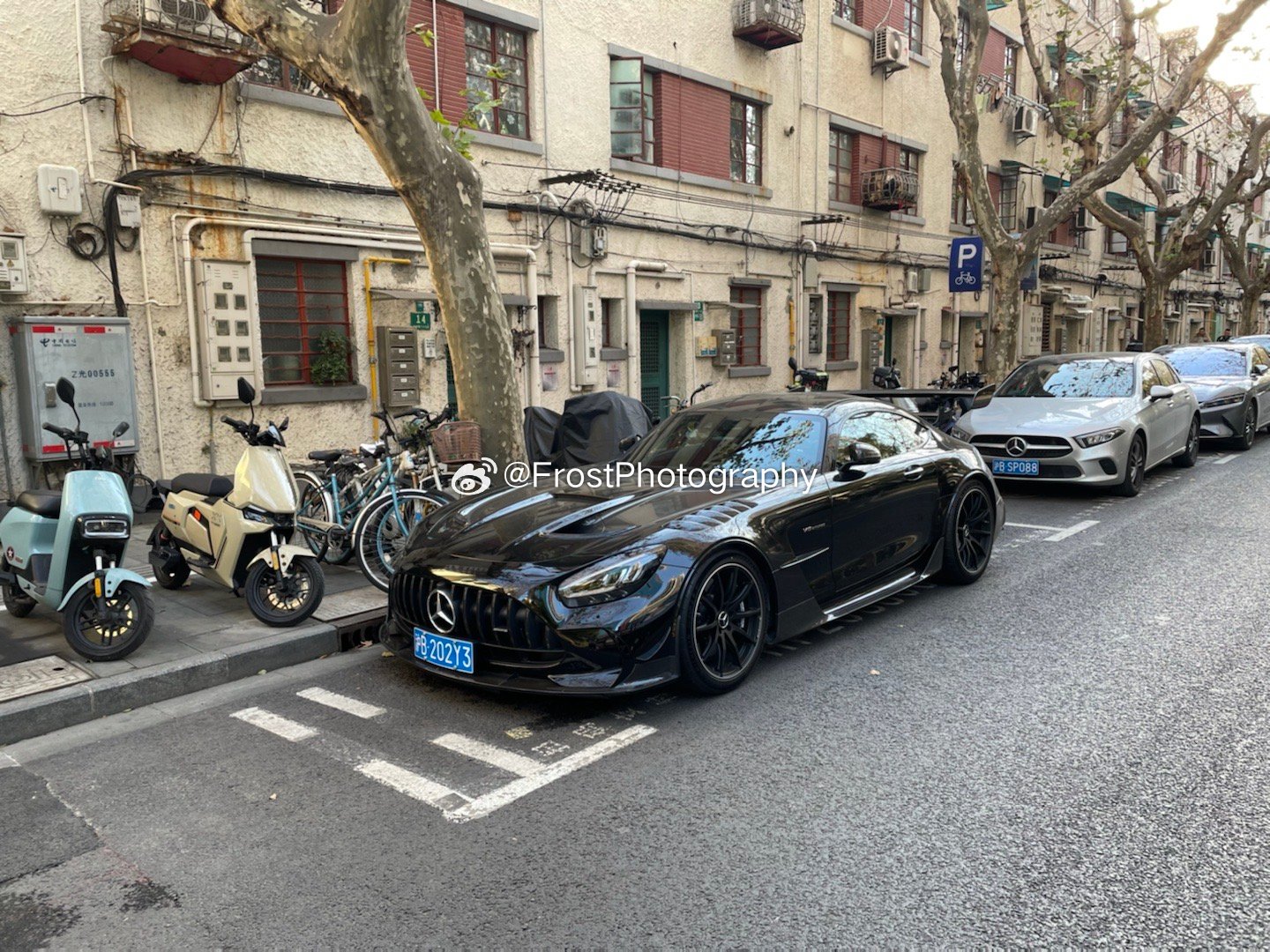 终于在白天拍到这辆gtbs了，这黑色以前晚上拍的真的没法看[允悲]图二路过的老外