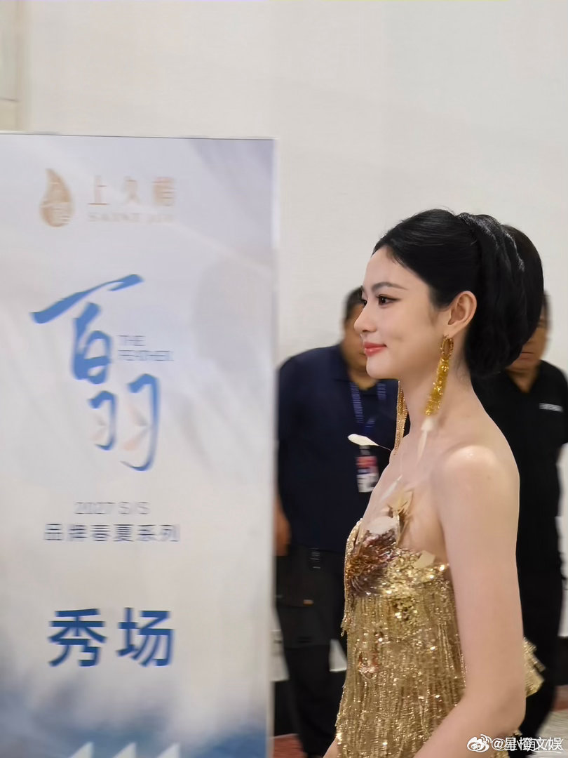 赵晴鎏金女神赵晴鎏金礼裙时装周聚光灯下，赵晴鎏金礼裙造型让人眼前一亮。暖金面料温