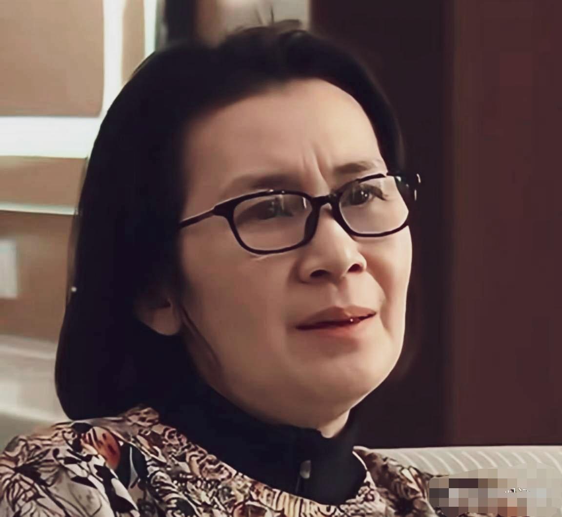 肖雄80年代的国民女演员。齐耳利落黑短发，气质知性沉稳，自带书卷气质。
如今已经