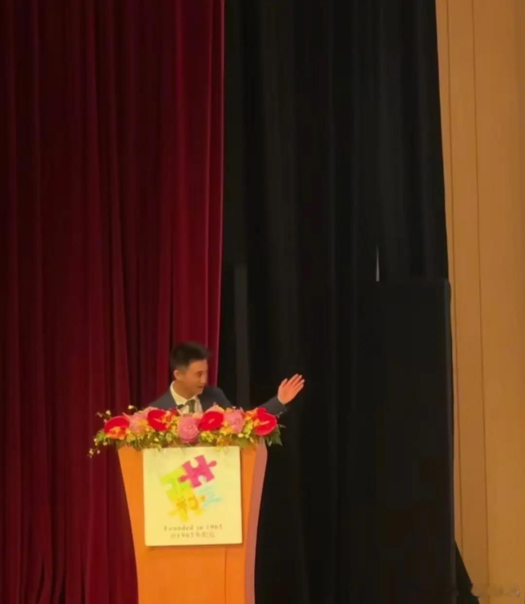 才发现何猷君和儿子何广燊，以及古巨基儿子、周丽淇儿子上的同一个幼儿园，他们上的是