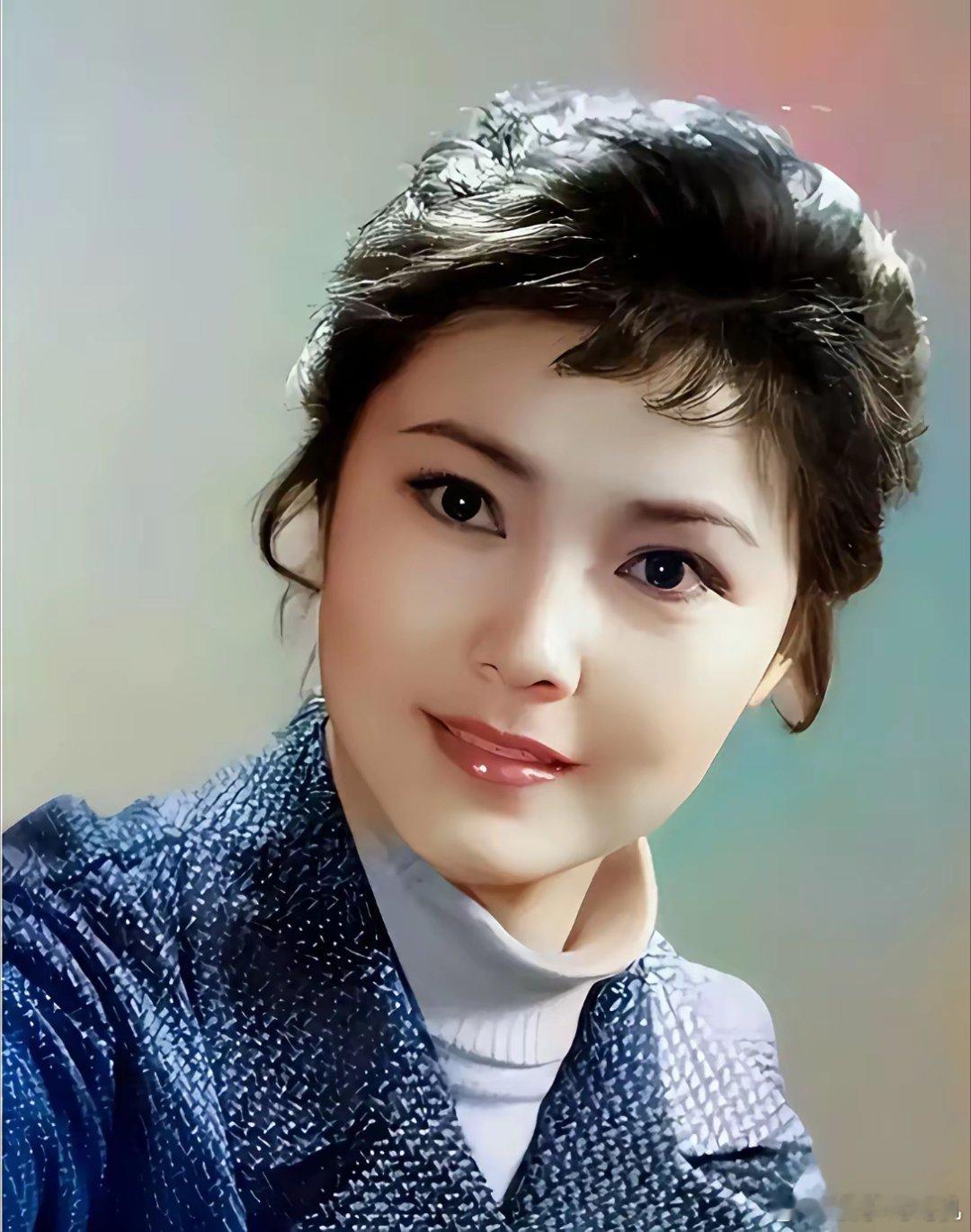 没有张曼玉的高颧骨没有杨幂的锥子脸没有刘亦菲那般挺拔的鼻梁没有章子怡的瘦削颜面她