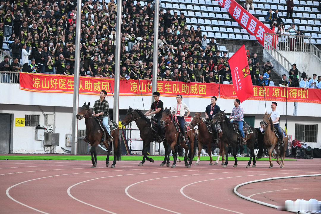 一人一个川超瞬间 遂宁球员趣味“屁股刹车”名场面出圈，全场球迷哄笑欢呼，抛开竞技