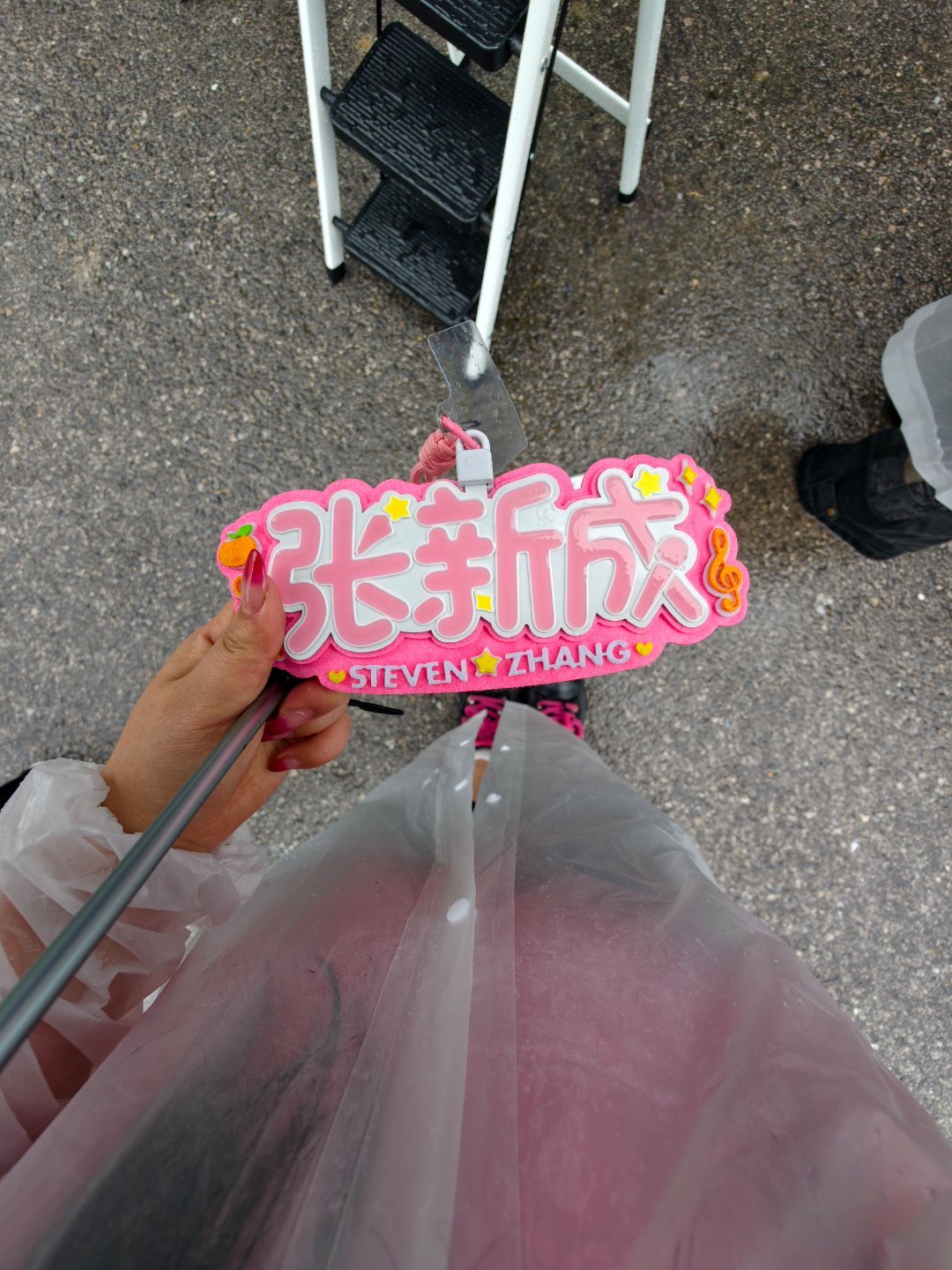 为啥又下雨☔我旗子出来就湿…… 