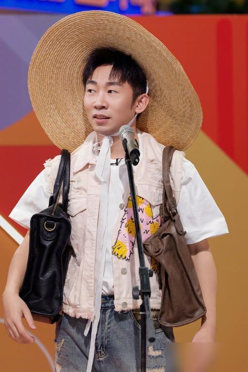 你敢信？何炅说他能把地板笑裂，夏之光妈追着合影，杨迪居然自己拖行李箱挤机场！