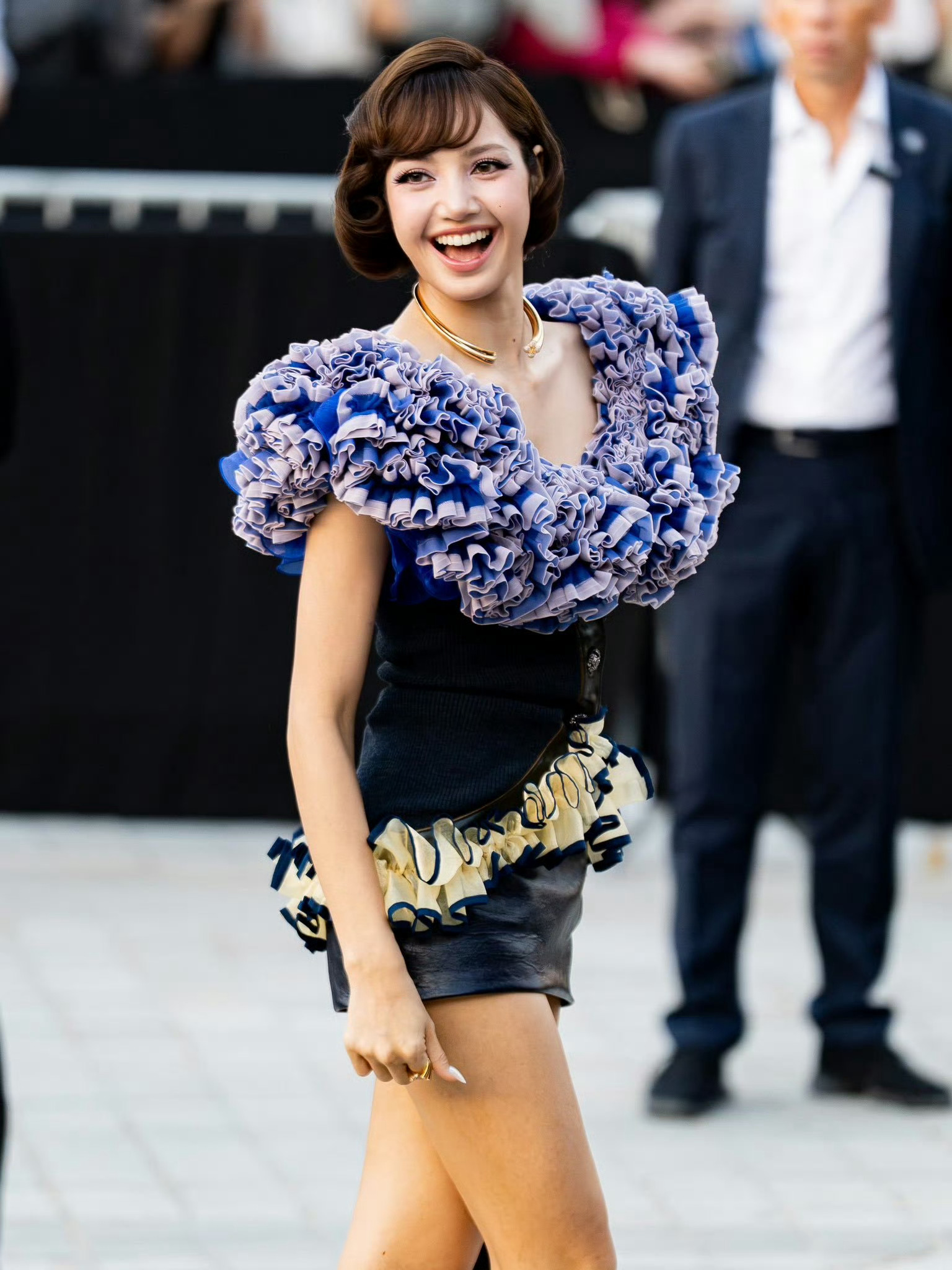 💜🌼我们赢了…G社完全站姐·lisa亮相lv巴黎时装周·Lisa关车门这下 