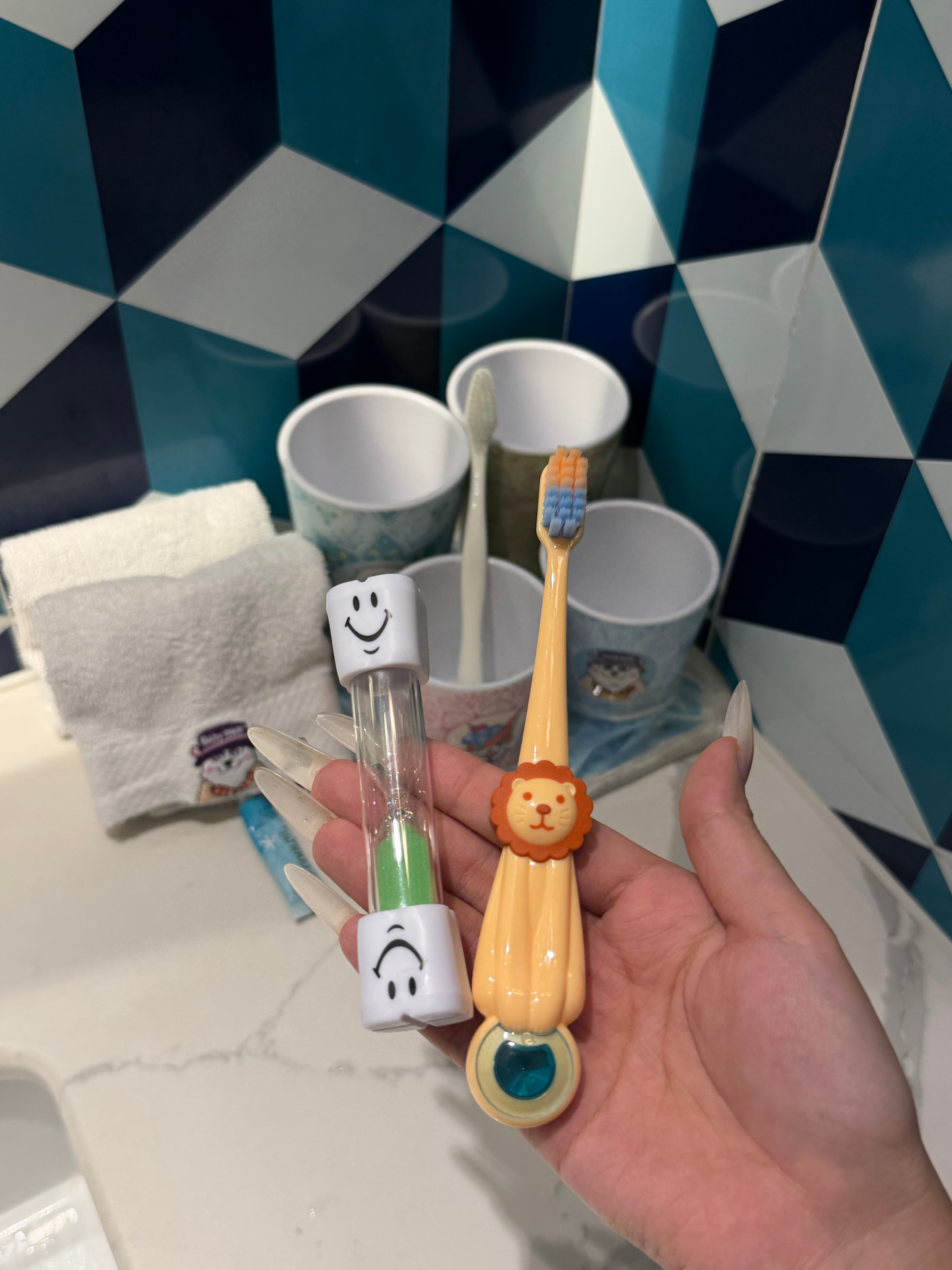 到达！这个房间好大！但是光线也太烂了吧。我超讨厌这种很暗的灯光的。鸭鸭给我分享了