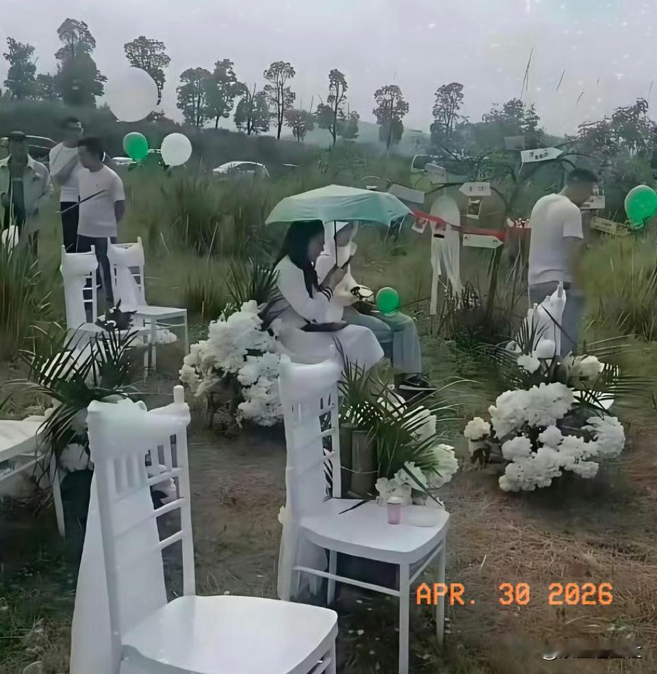 这个布置给人的感觉好怪呀，也说不上具体哪儿不对，就是让人觉得有点违和。