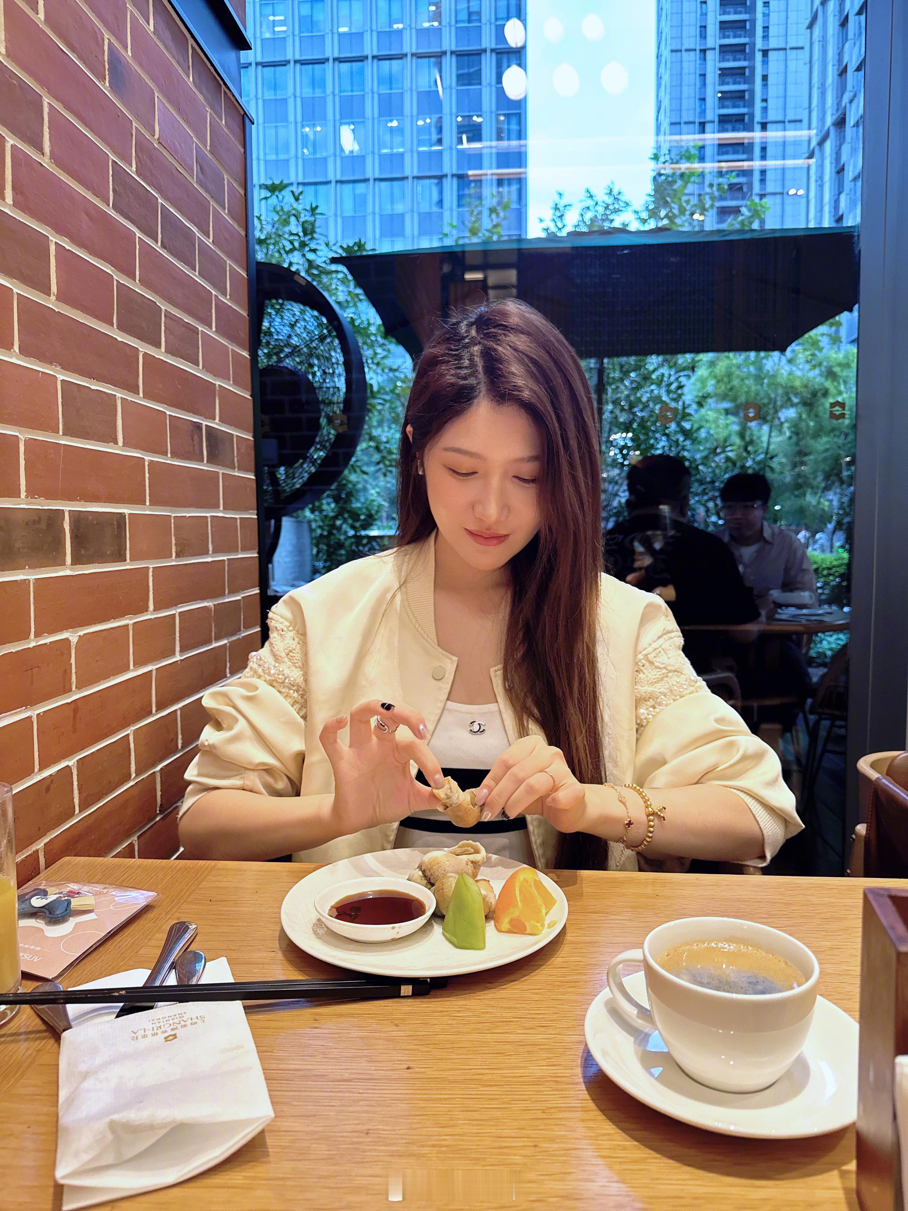 乡下人又进城了，魔都真的好！好兄弟还没回国，女主持继续由我替大家照顾，请放心。小