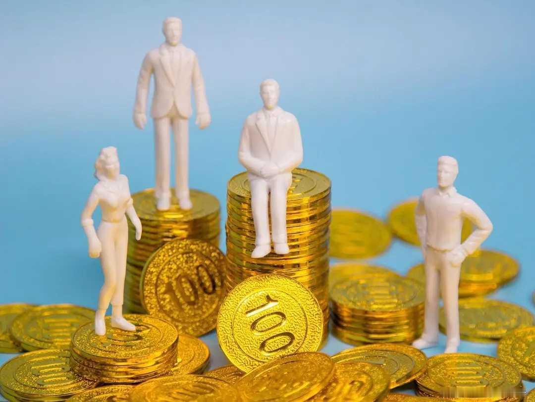 未来10年，现金和房产真可能加速贬值。现在存款利率持续下降，10万存三年期，利率