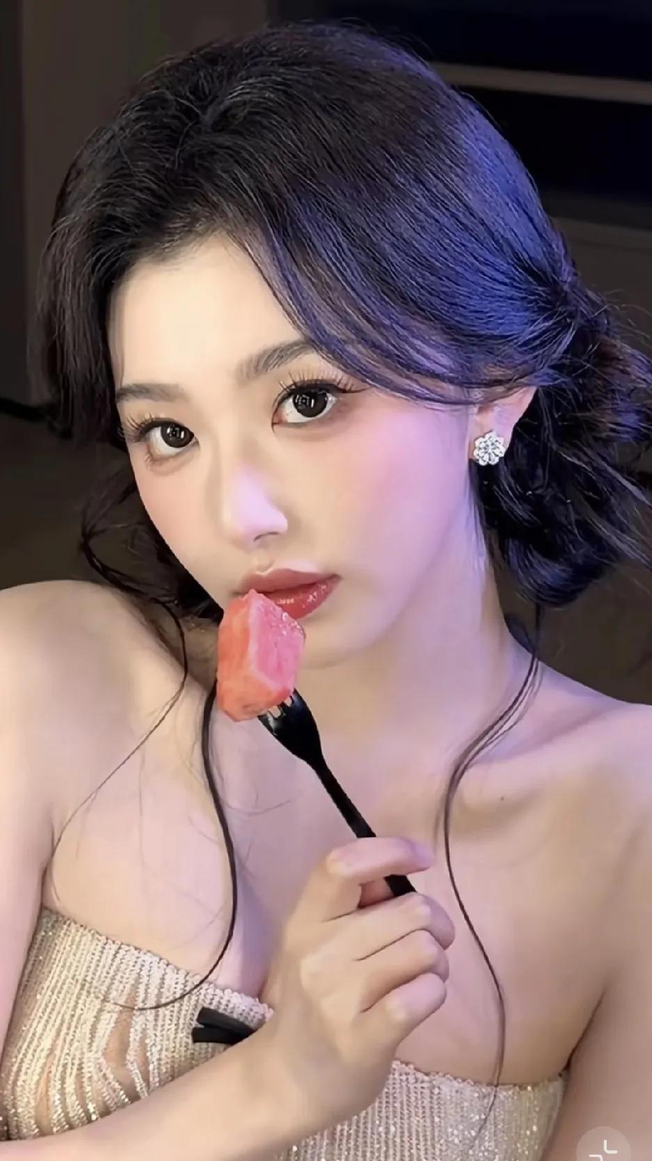 《逐玉》不仅火了何润东，孔雪儿也火了，我预感她会成为新顶流。
虽然，她只是出生湖