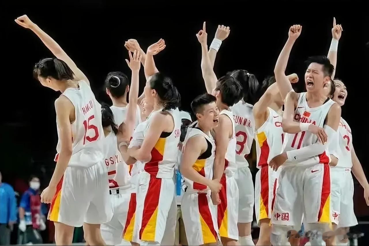随着武桐桐伤愈复出，中国女篮后卫线危机解除，巴黎奥运会资格赛最强首发阵容：

1