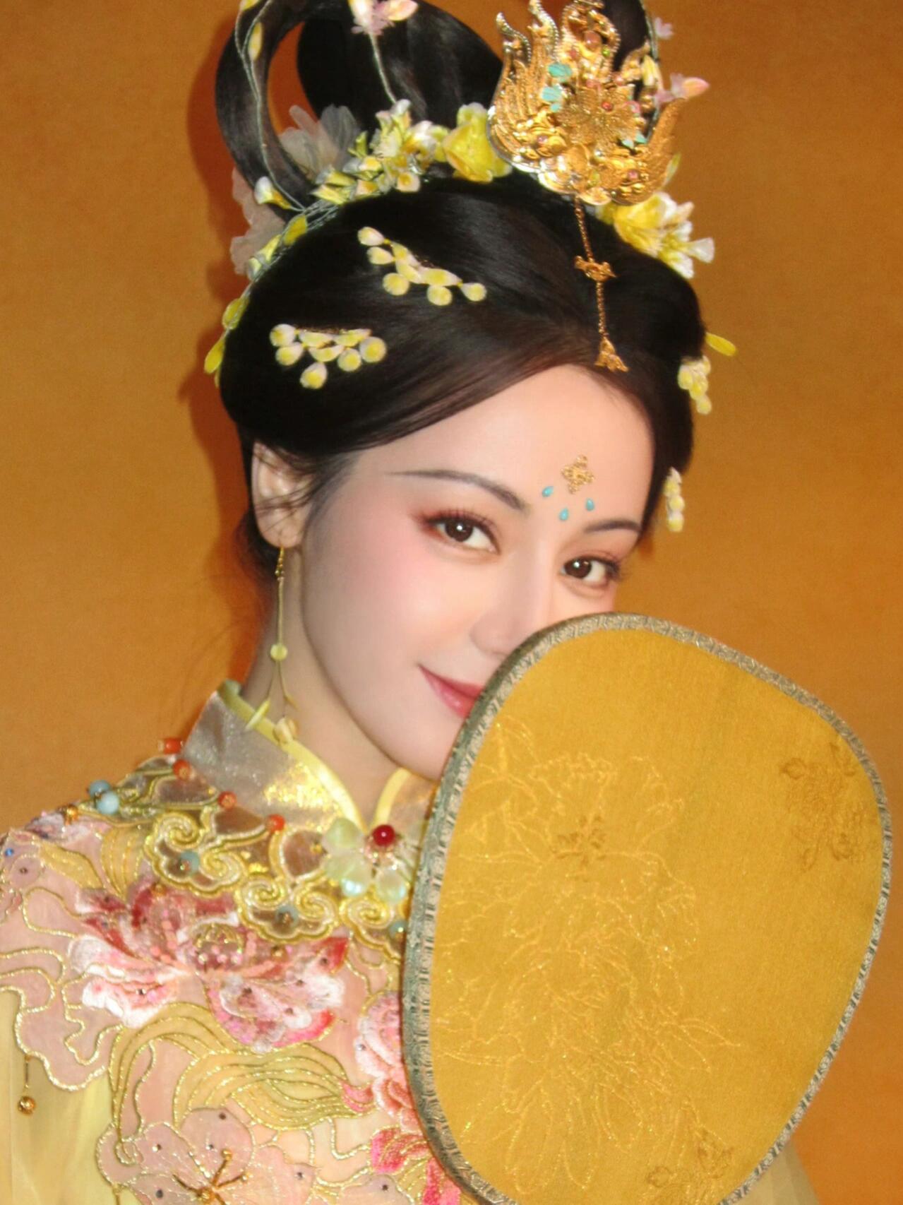 热巴的飞花嫦娥仙子妆也太绝了！鬓边飞花缀，眉眼似清辉，满是仙韵。值此双节，愿这抹