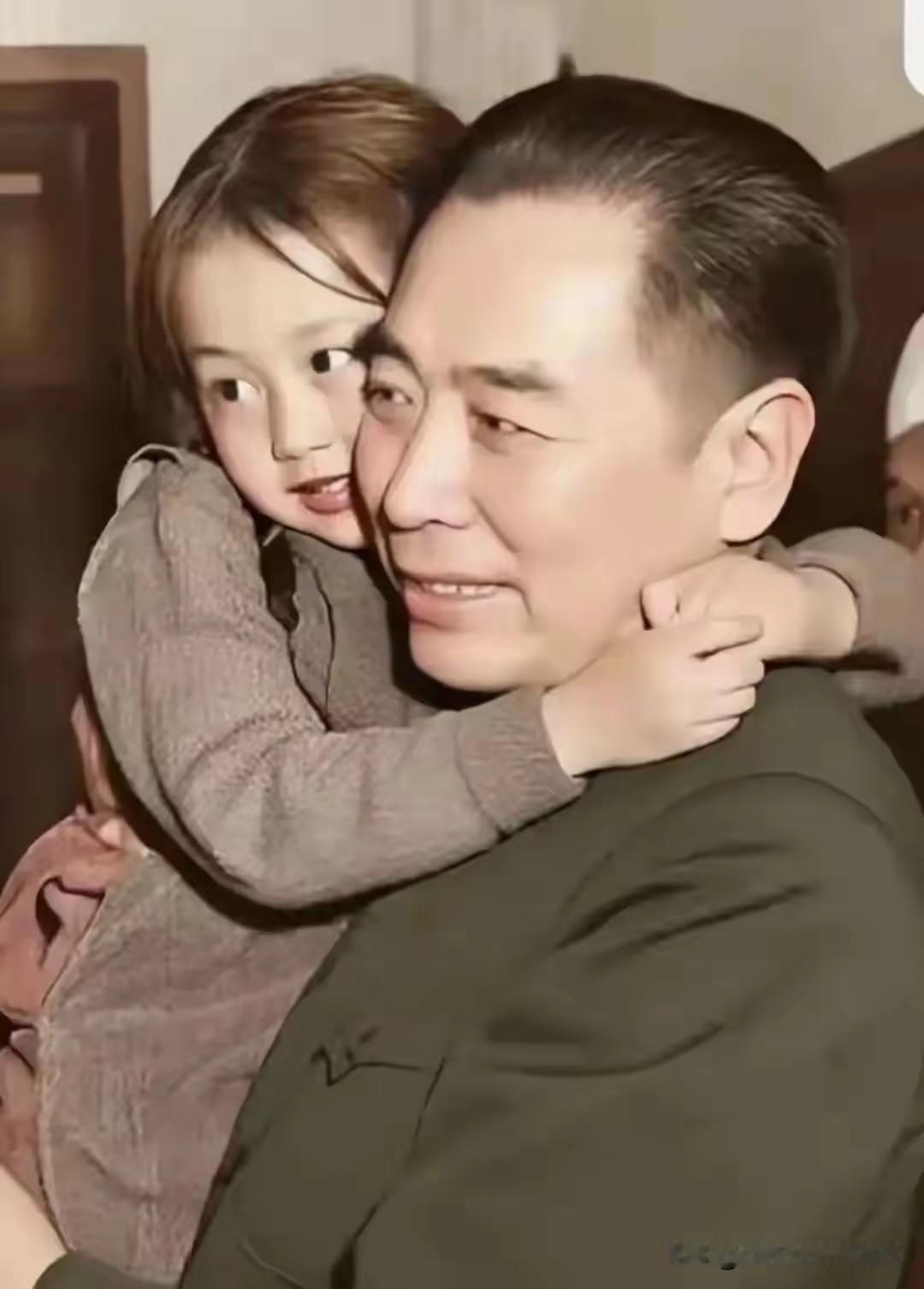 缅怀敬爱的周总理！
这张珍贵老照片中，
周总理怀抱着陈毅元帅的小女儿陈姗姗。总理