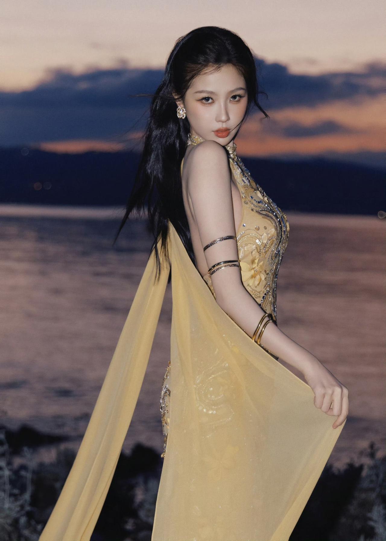 虞书欣惊艳亮相2026年戛纳世界人工智能电影节（WAIFF），先后以一套湖蓝色亮