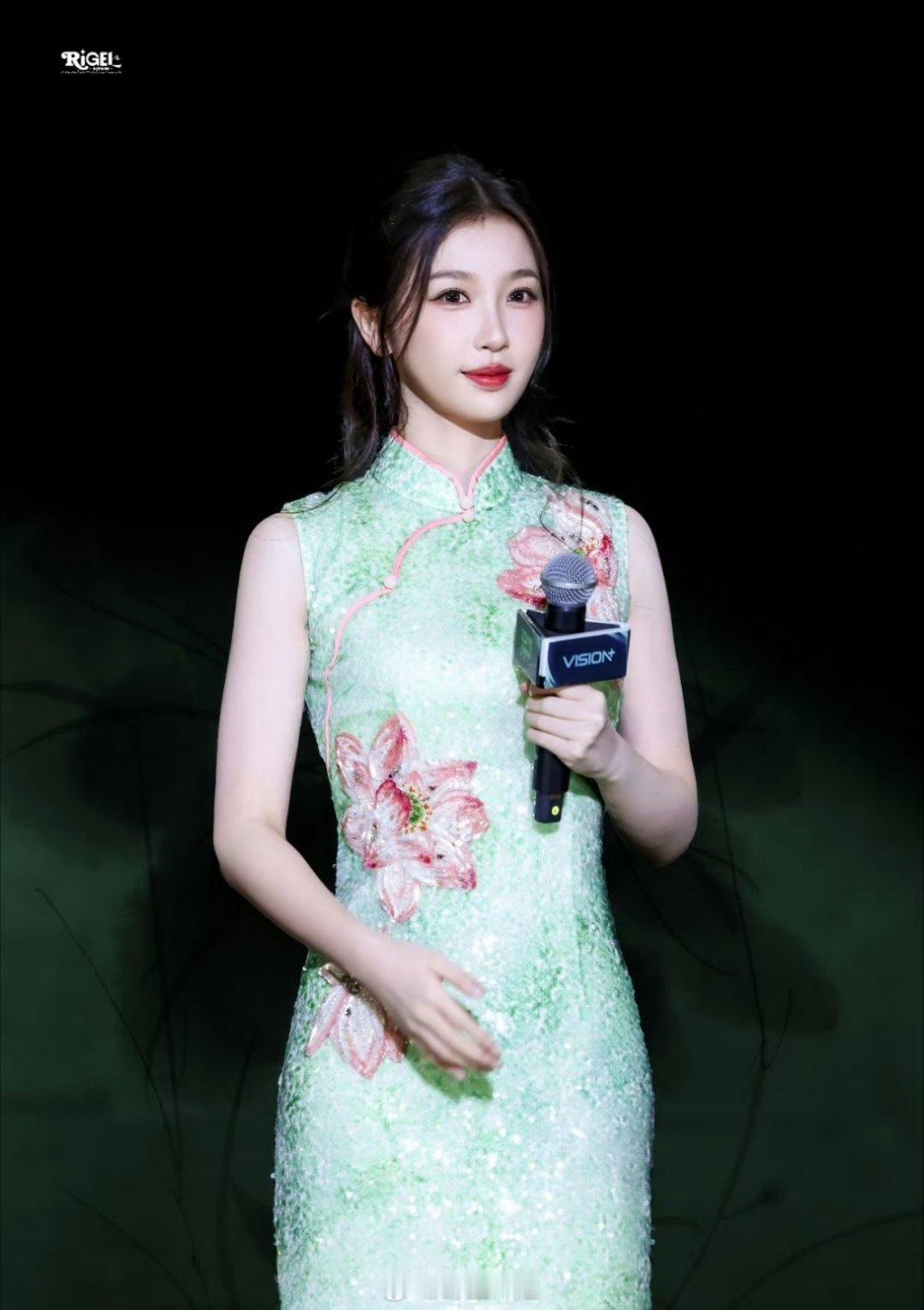 虞书欣第二套妆造来了，也是旗袍装，只是这一套是绿色带闪片的，看起来耀眼多了，客观