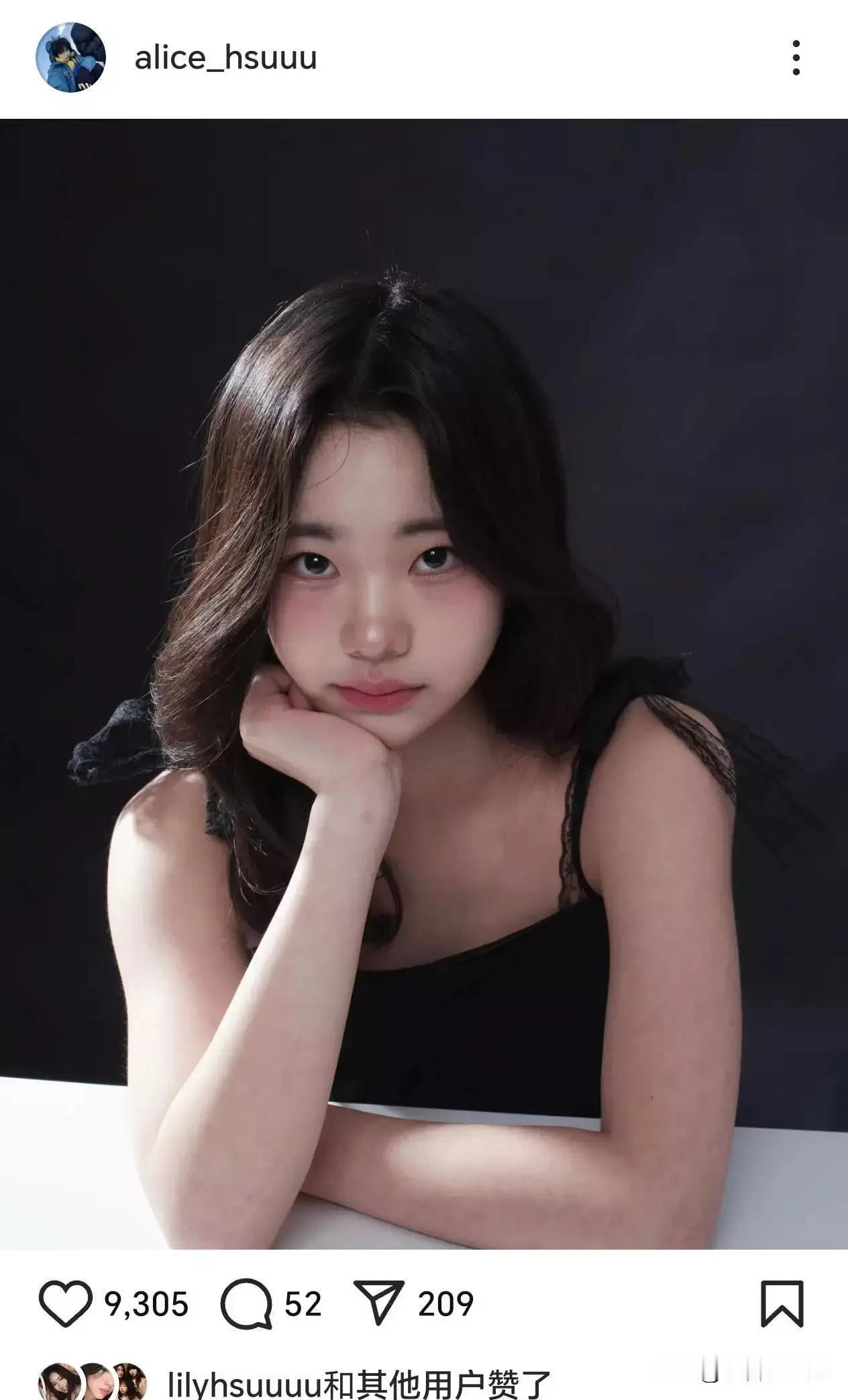 小S小女儿Alice真是长大了！

近日她在社交平台更新美照，好多网友都夸她颜值