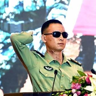 网上有人替杜富国算了一笔账：每月津贴高达3.2万元，国家还分配了180平方米的住