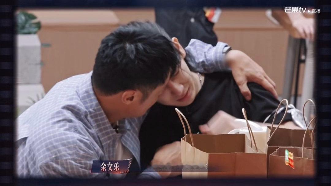 陈若轩在余文乐怀里哭陈若轩一公舞台努力备战一公舞台的陈若轩，压力积攒后情绪释放，
