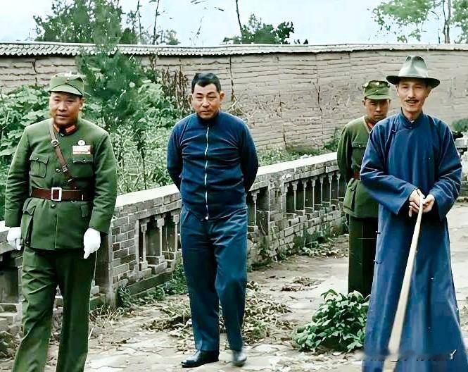 这是西安事变前夕张学良与杨虎城陪同蒋中正散步时的一张老照片，这而非演戏，也而非演