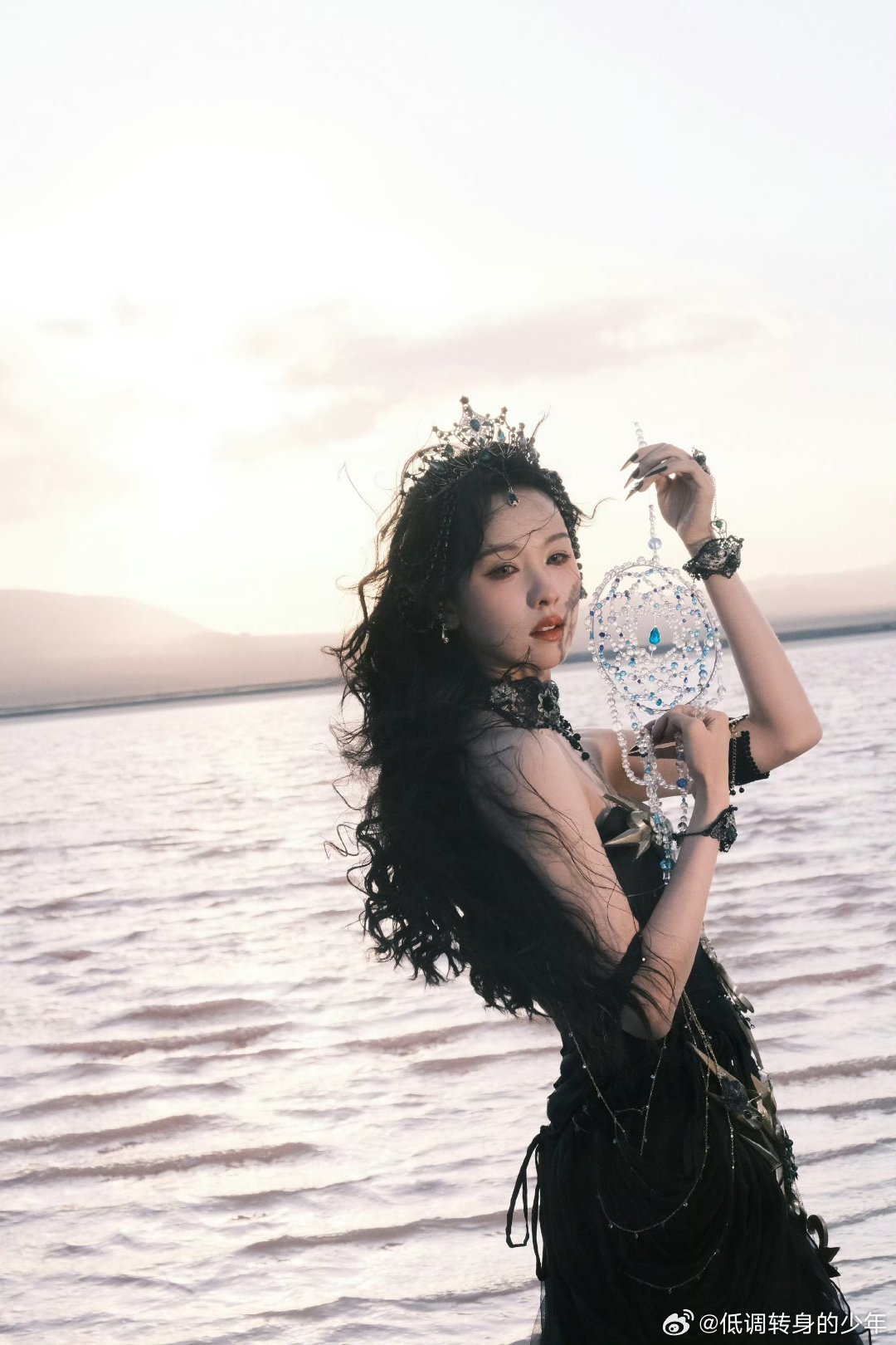 陈都灵陈都灵海边大片营业，亦正亦邪，暗黑深海女王风，浓妆淡抹总相宜，新风格太惊艳