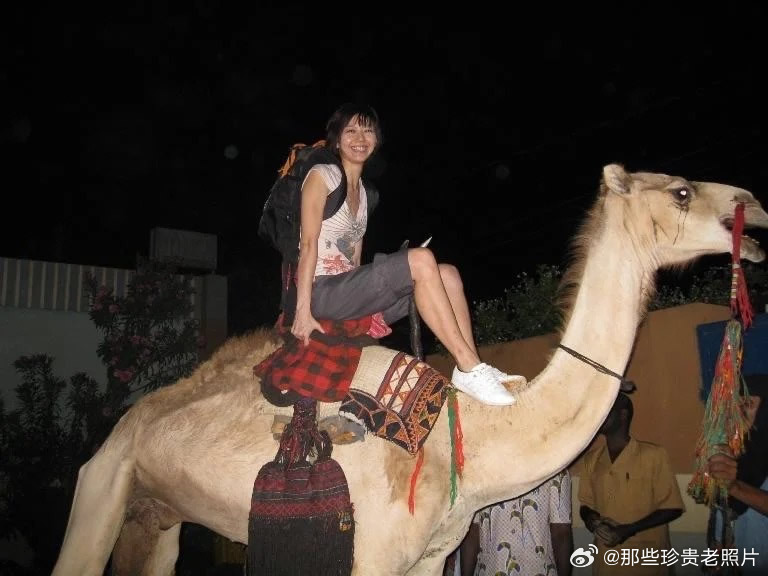 2007年孙燕姿在非洲看望贫困儿童 