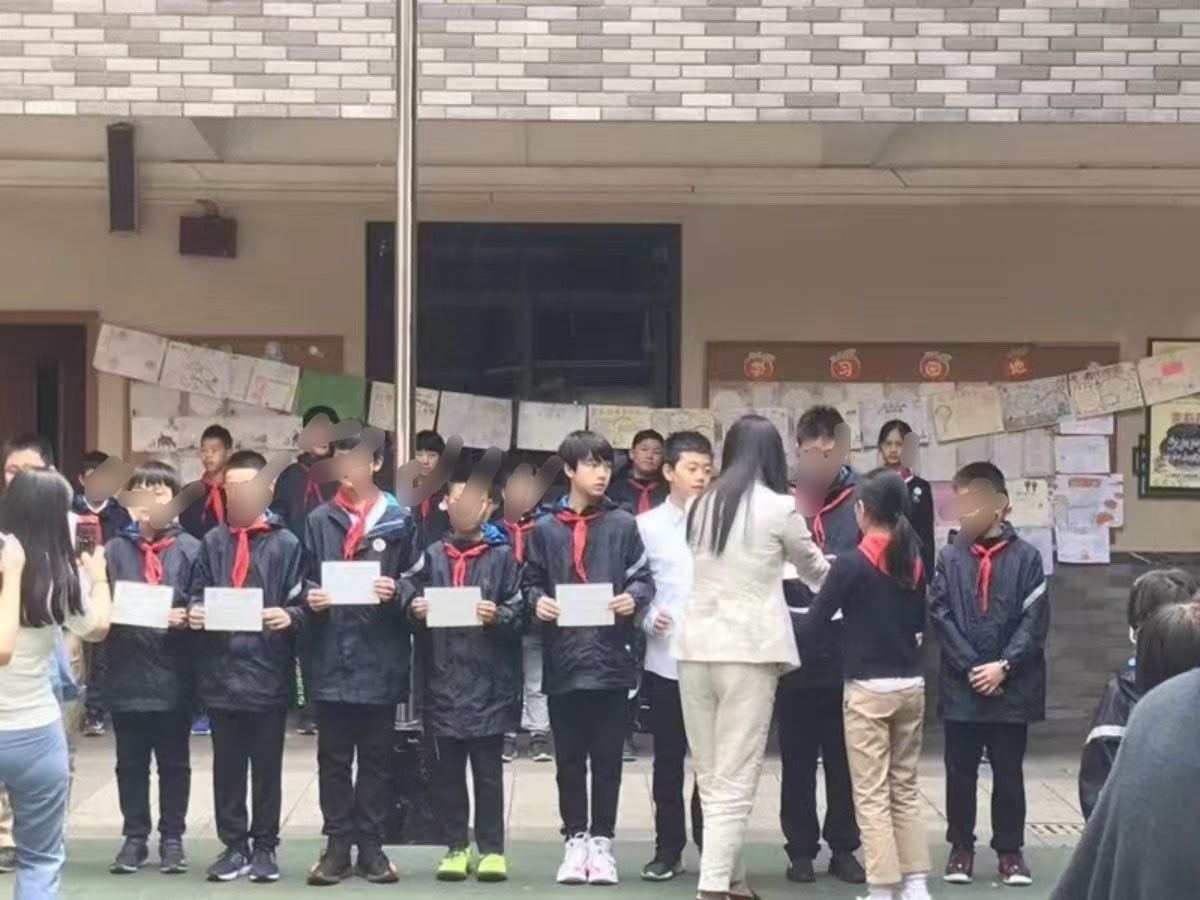 给大家介绍一下中间那个乖乖是我的宝贝儿子哈哈哈我平常都没怎么管过他孩子太自律了哎