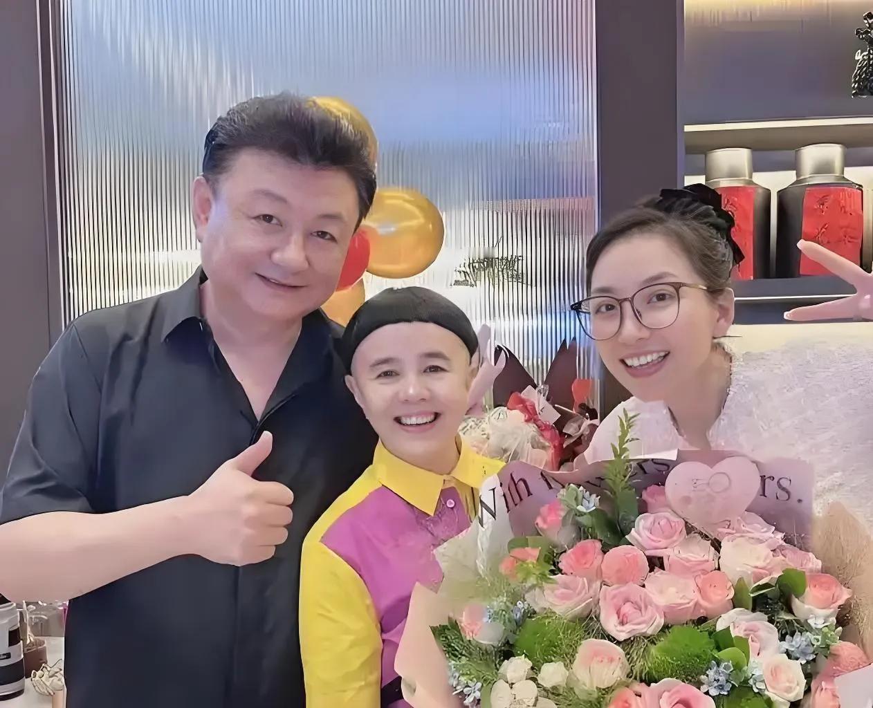 "董浩叔叔"惊喜现身金龟爱女婚礼现场！这位几代人熟悉的央视名嘴亲临道贺，笑容满面