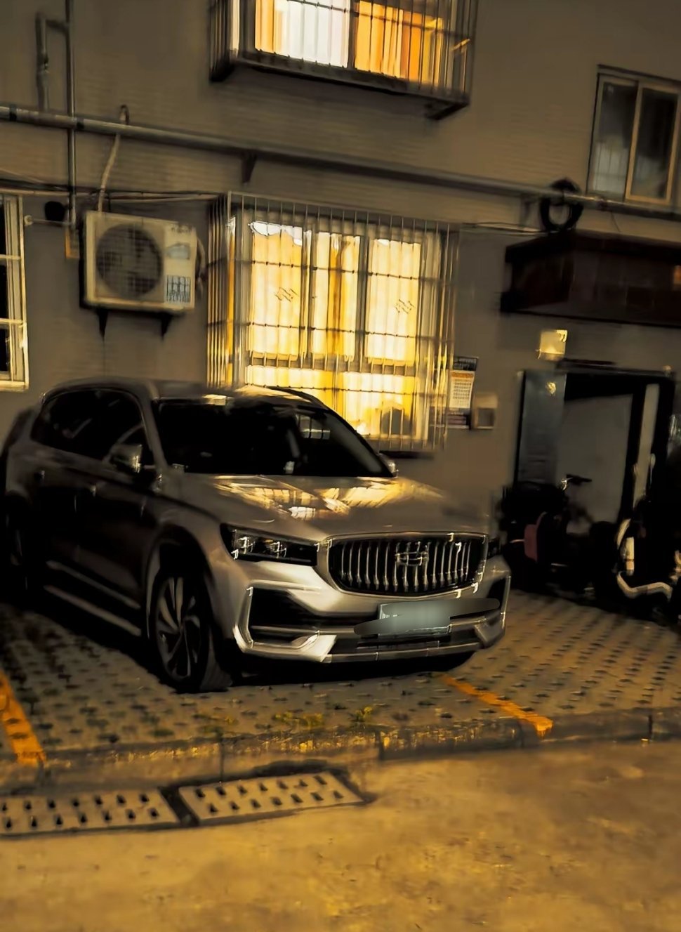 老小区车位本来就紧张，遇到这样的车主，请问应该怎么给整治一下，让涨涨记性呢！ ​