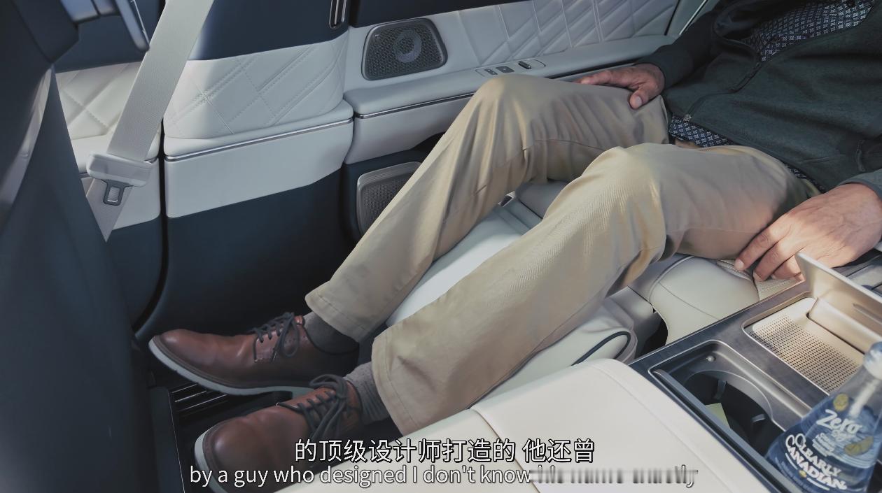 老美眼里对中国车的上头，真的已经从眼神里都溢出来了，特别是体验零重力座椅的这位大