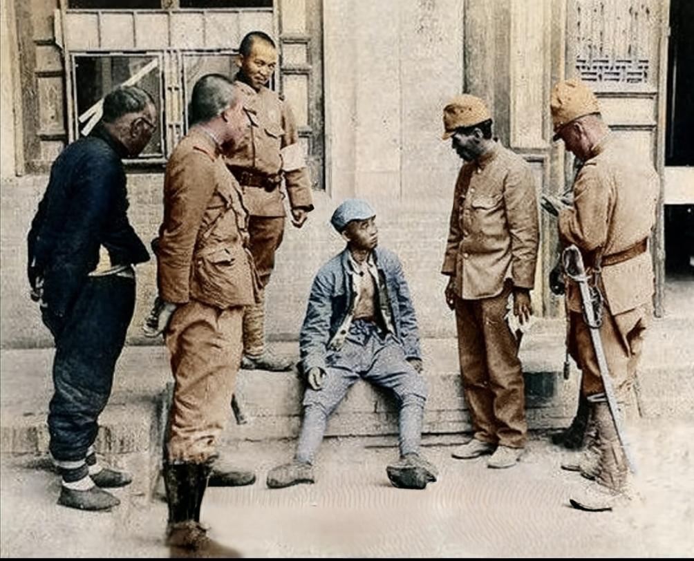 分享一张难得的老照片1941年5月，日本鬼子二度攻陷河南孟县，在汉奸的帮助下（左