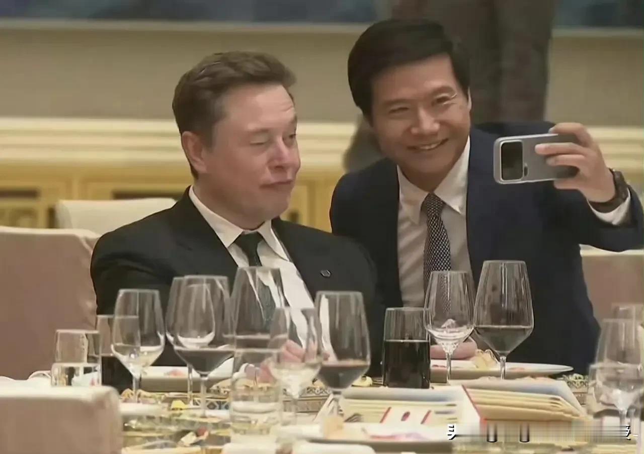 今天的欢迎晚宴上雷军尽显顶级格局！雷军晚宴主动握手马斯克，竞品相逢尽显中国企业家