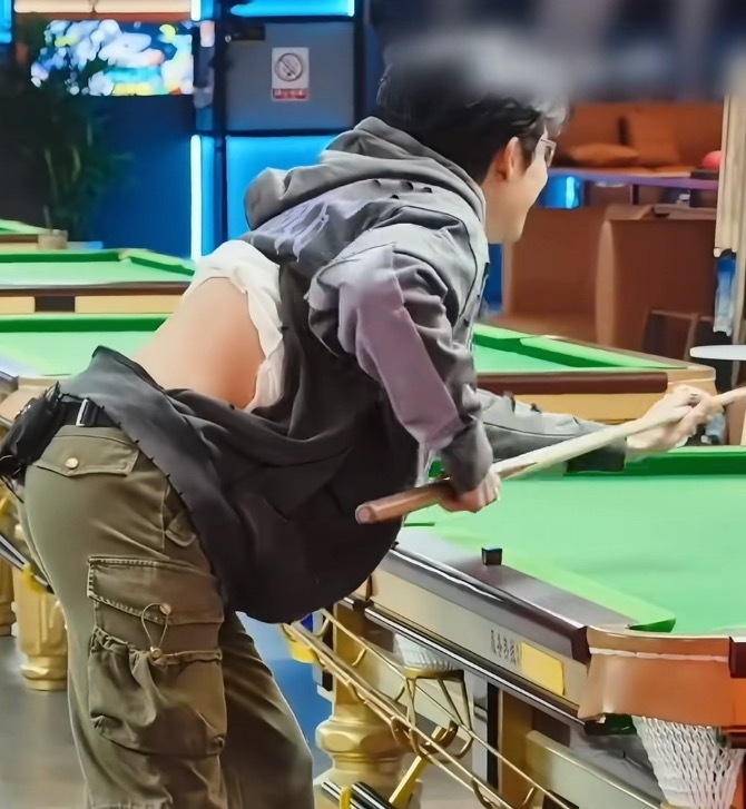 王鹤棣：这样打台球是正当职业吗？正不正当不知道 反正挺爱看