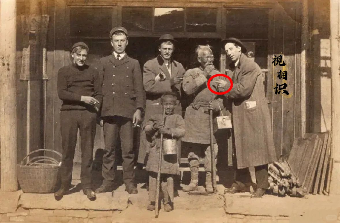 1912年，一群洋人嘲讽一名爷孙俩的照片，虽然不知道他们是怎么说动爷孙俩拍照的，...