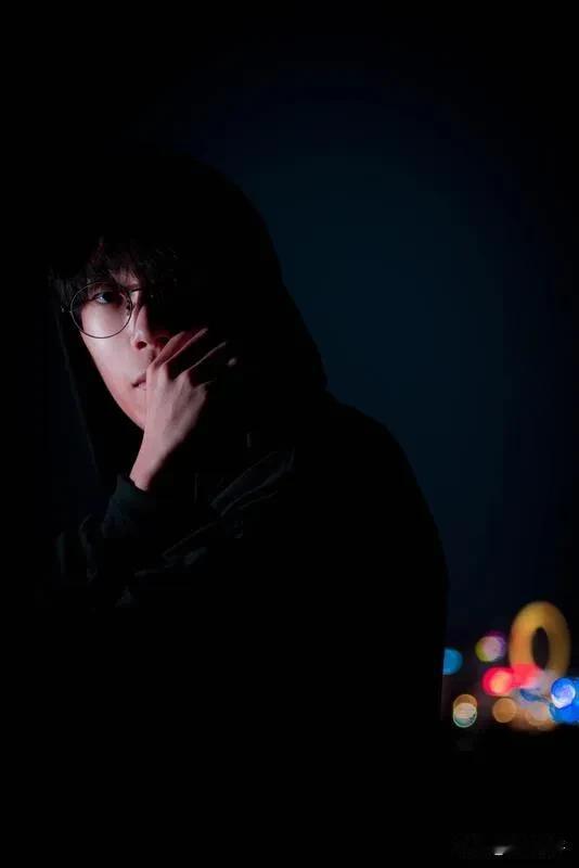 华晨宇真的是一个天才歌手！他的实力完全秒杀港台歌手！他缺少一个好的经纪人，否则现