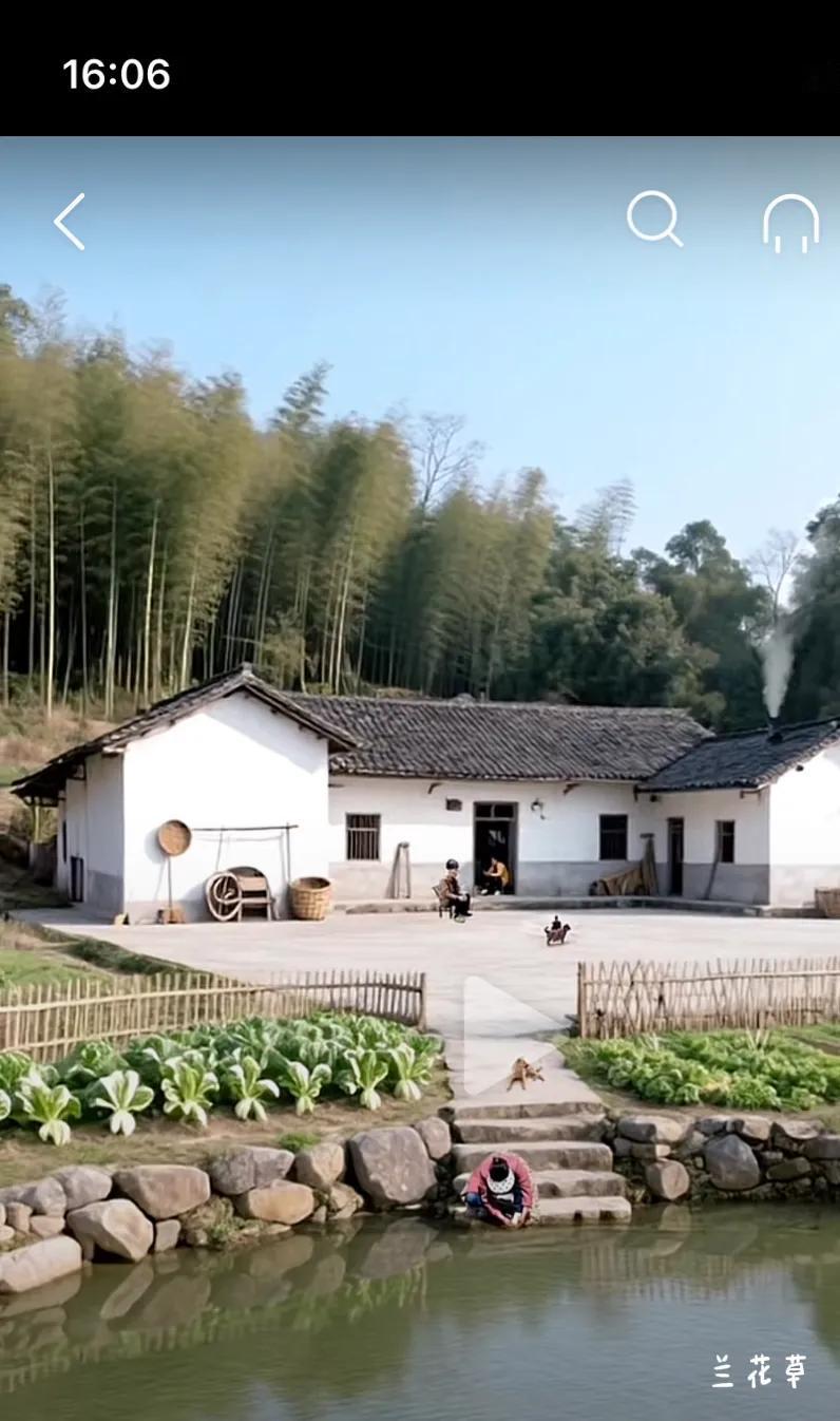 仿佛回到儿时时光，老屋，菜园，小河，篱笆，还有三五鸡鸭。
多么宁静的乡村风光！多