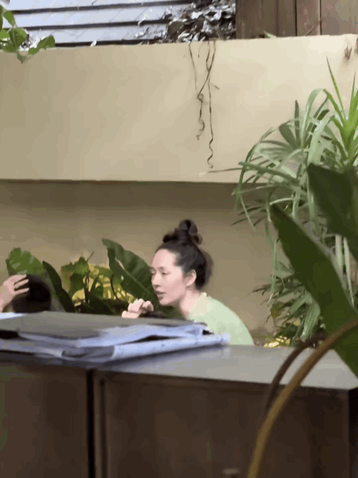 郭碧婷在云南旅游被偶遇啦，这打扮随性得很。

照片里她穿着简单的T恤和休闲裤，戴