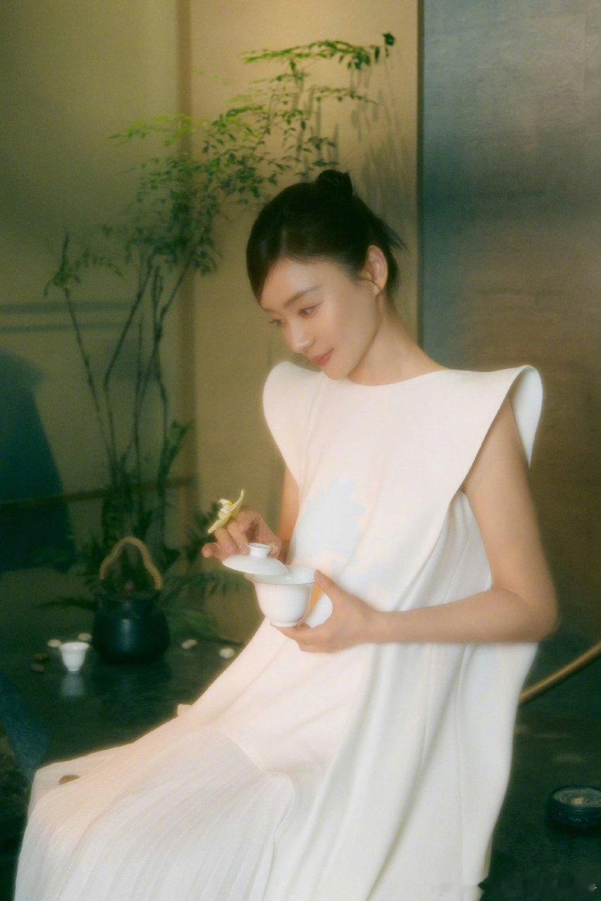 袁姗姗 恶女没有丑衣服 嘴上骂角色，心里羡慕穿搭，袁姗姗这套造型真的美到失语。袁