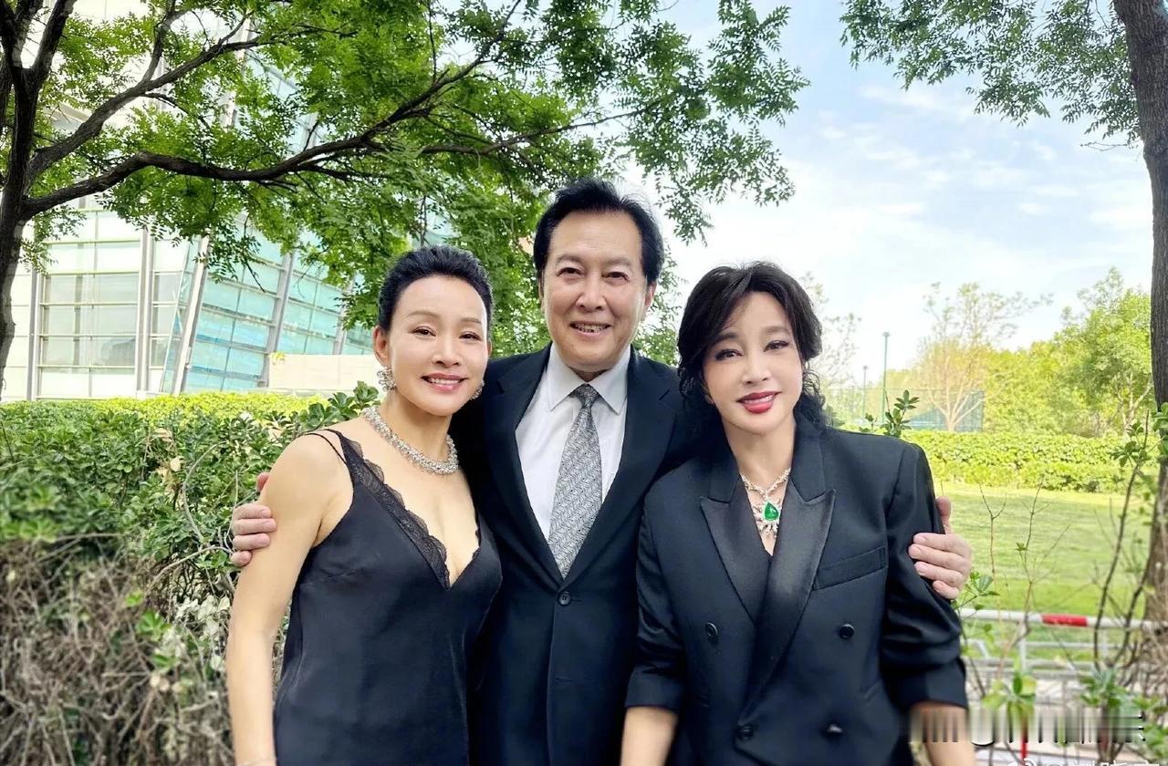 中间的是唐国强icon，左边的女演员好像扮演过赵小花icon，面熟就是不知道名字