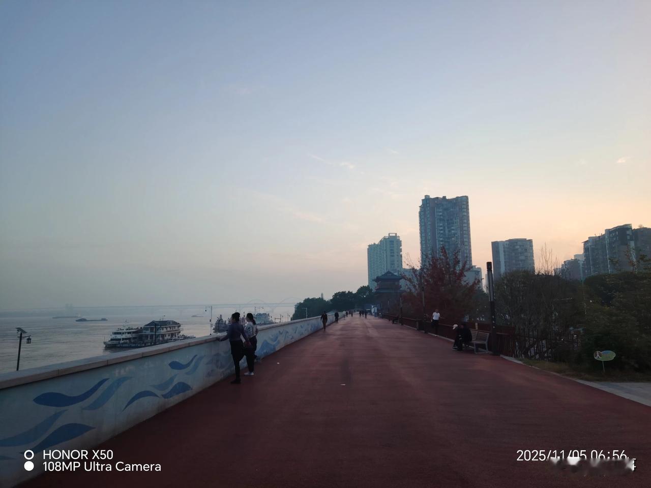 冬日生活打卡季长江岸边迎日出