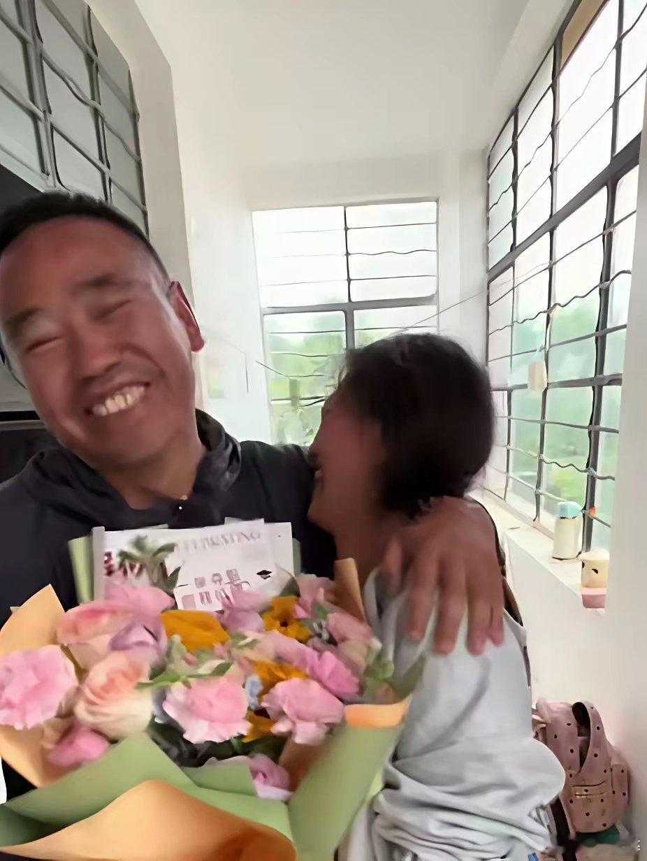 高考高考结束，女孩正在收拾自己的行李准备回家，看到突然出现在面前的中年男子，女孩