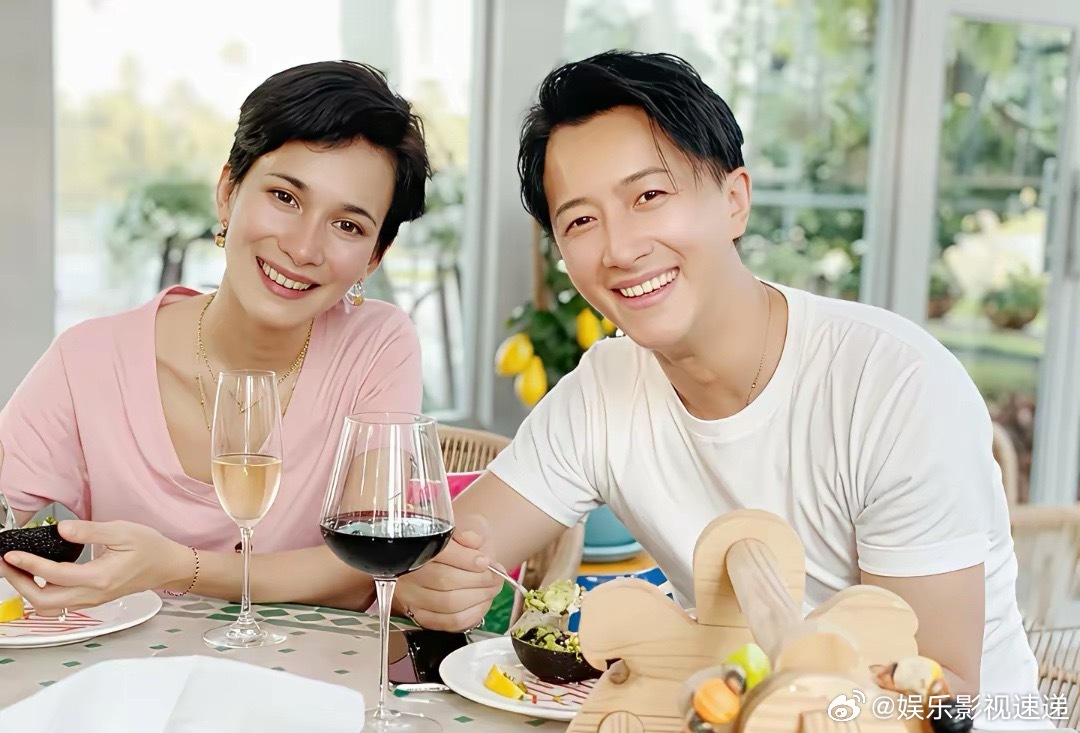 主持人问卢靖姗:“你俩的婚姻里遇到最大的困难是什么？”卢靖姗说:“我俩最大的困难