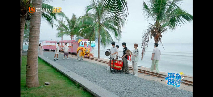 徐志胜舞狮差点舞进海里海角88号舞狮撞上大海的奇妙组合，被徐志胜演绎得绝了！差点