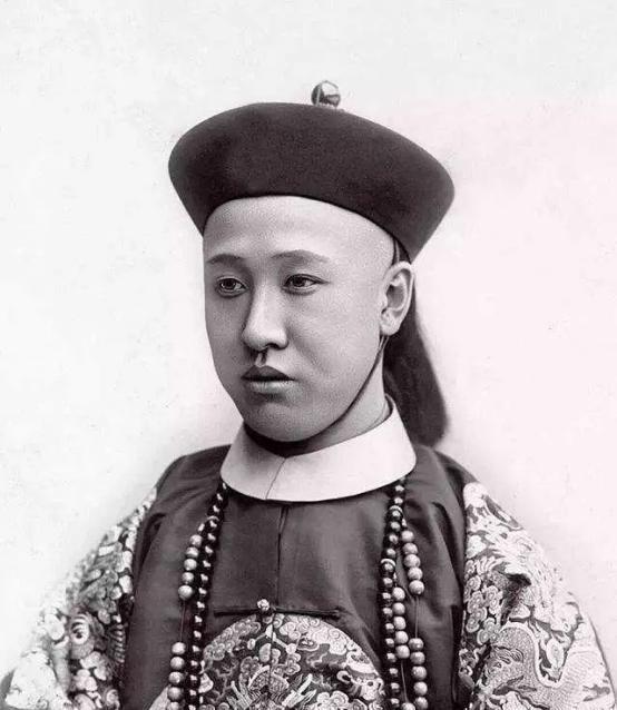 1950年，28岁就退休在家的清朝摄政王载沣，晚年以90万斤小米的价格卖掉了曾经